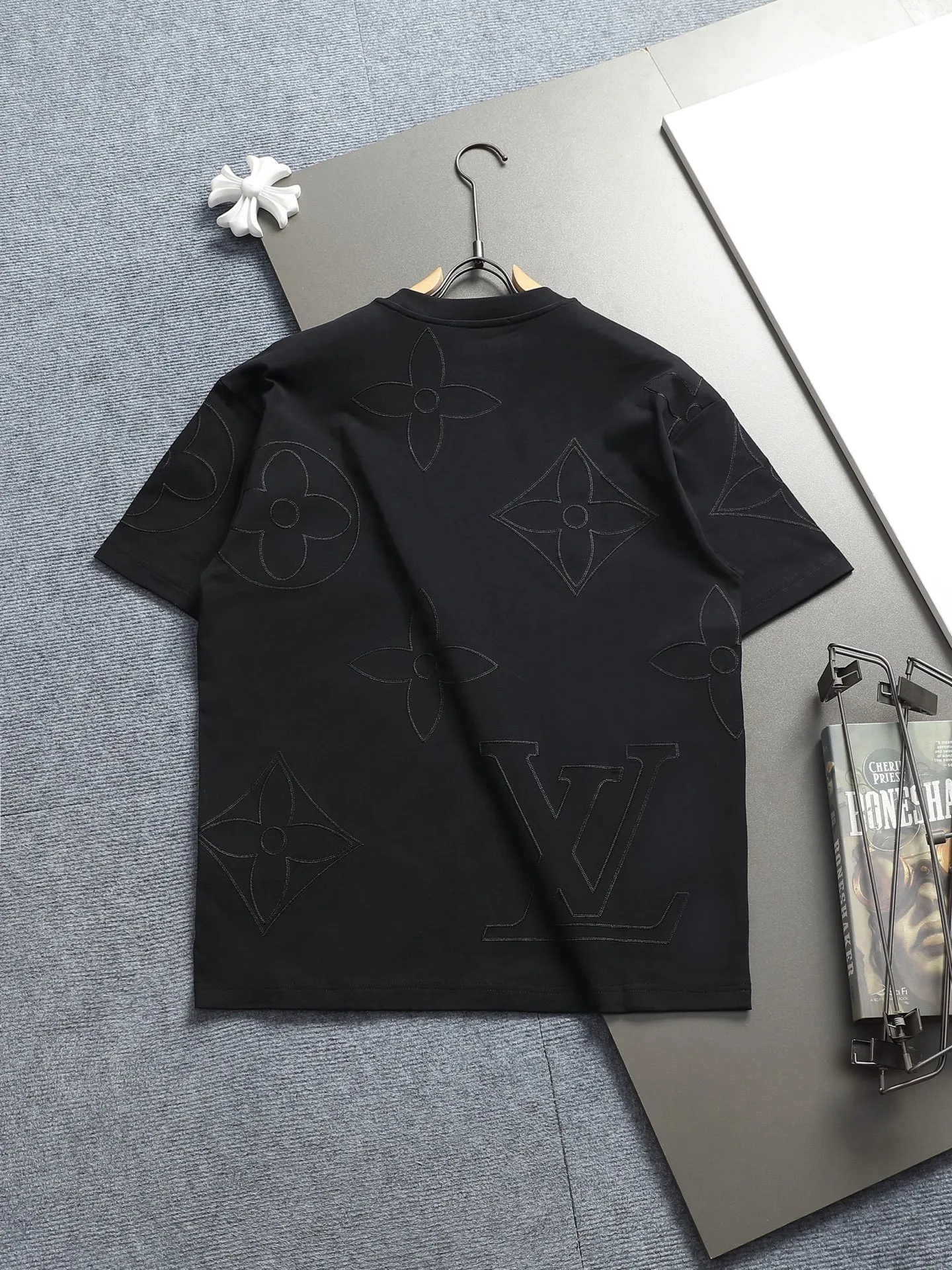 🅿️220 Louis Vuitton/Louis Vuitton The large logo is exquisitely upgraded, inspired by the retro embroidery of the 1980s. The original fabric is the same as the official short-sleeved T-shirt 320 grams. The fabric is dyed in the same vat. It feels very comfortable. The latest brick cabinet synchronization for spring and summer. Fashionable and personalized. Super versatile and good-looking. Very suitable for both men and women. A must-have for everyone. Hang tag. Collar label. Washed wheat. Three labels are complete. Color: black white. Size: S M L XL
